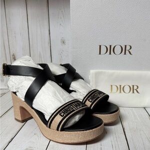 Excellent condition Christian Dior Calfskin Raffia
Embroidered Dway Platform38/5